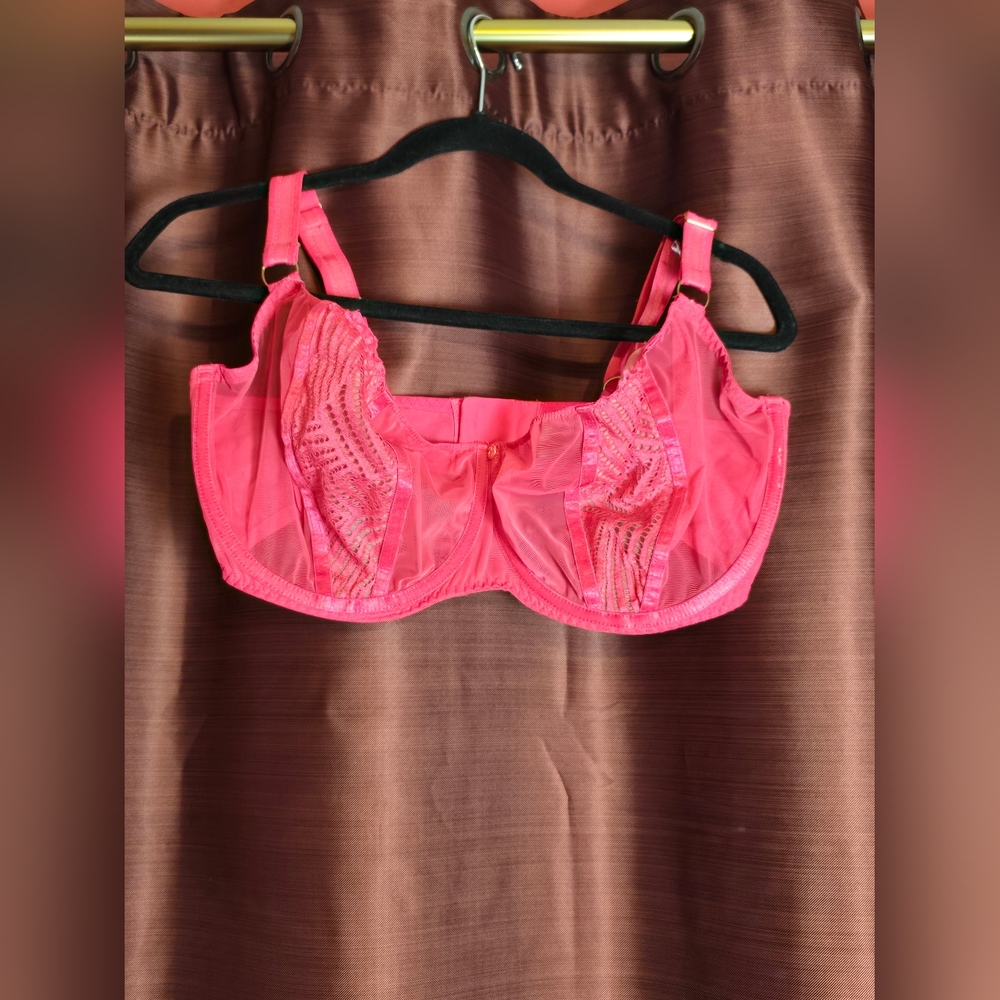 Curvy Kate Bright Pink Full Coverage Bra with Wide Straps and Textured Fabric